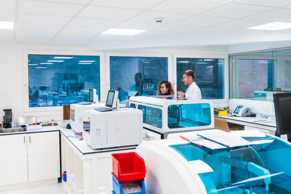 scientists-working-together-in-modern-medical-labo-2026-01-09-00-41-12-utc